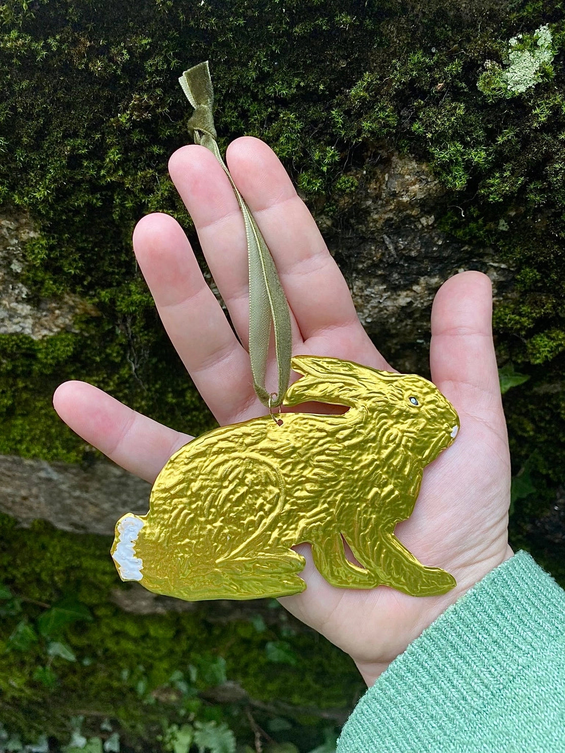 Tin Embossing Hare Ornament with Ribbon